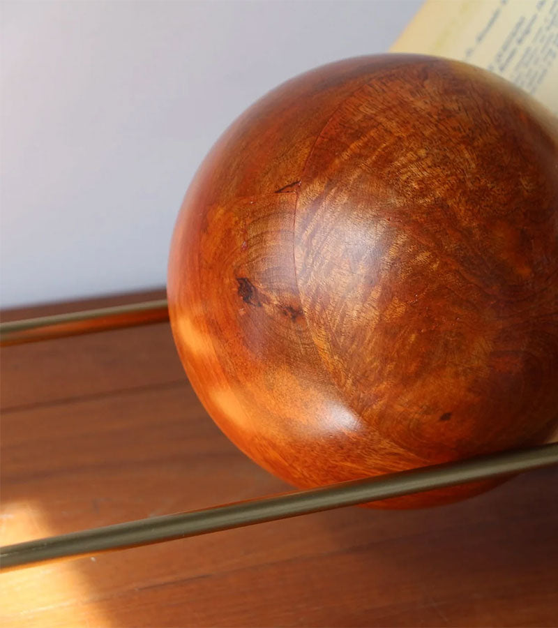 L'avant gardiste Slope serre-livre design boule bois