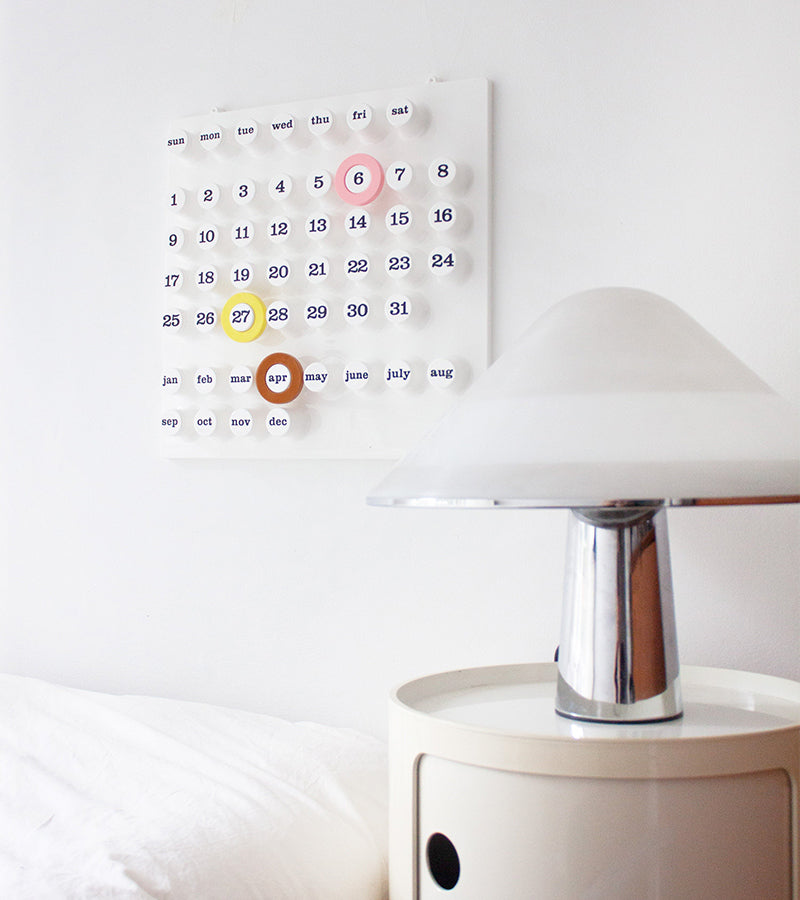 L'avant gardiste Ring a Date Calendrier perpétuel blanc design