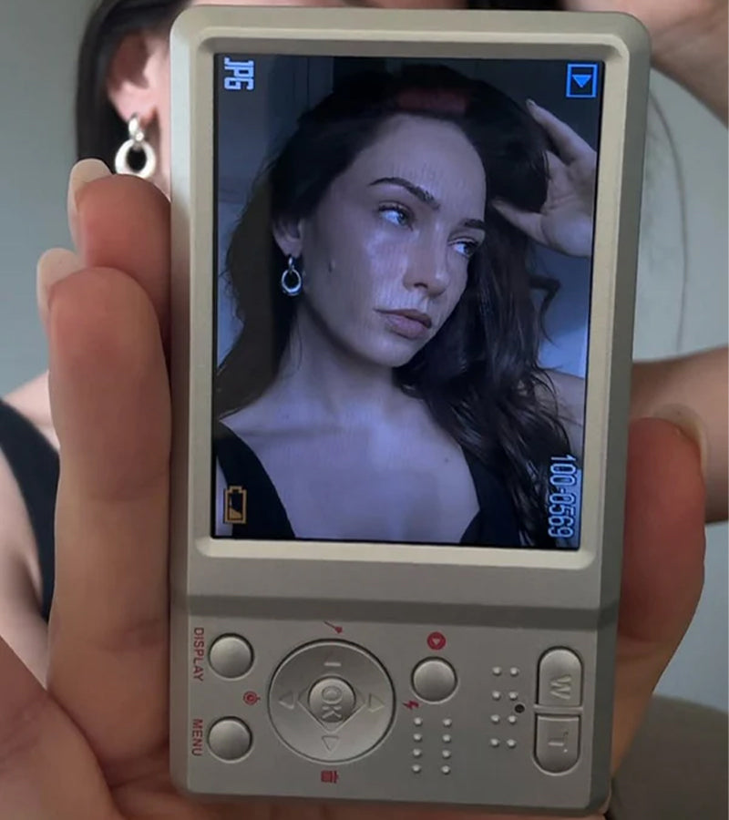L'avant gardiste Lola appareil photo numérique rétro Y2K