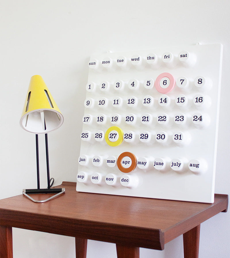 L'avant gardiste Ring a Date Calendrier perpétuel blanc design