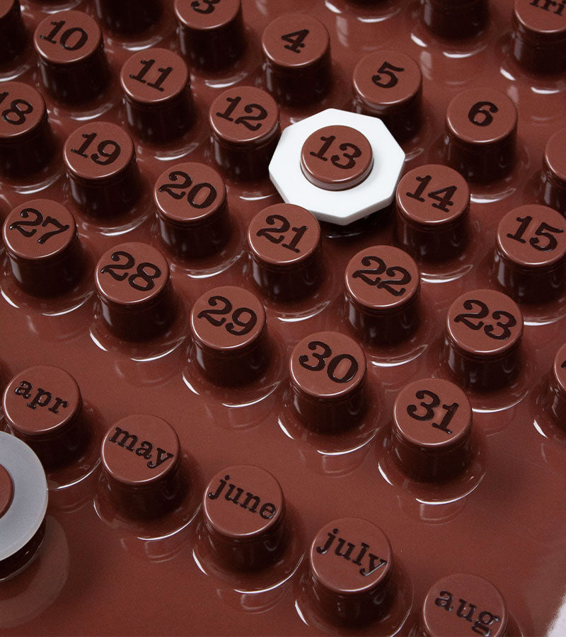 L'avant gardiste Calendrier perpétuel café mousse Ring a Date