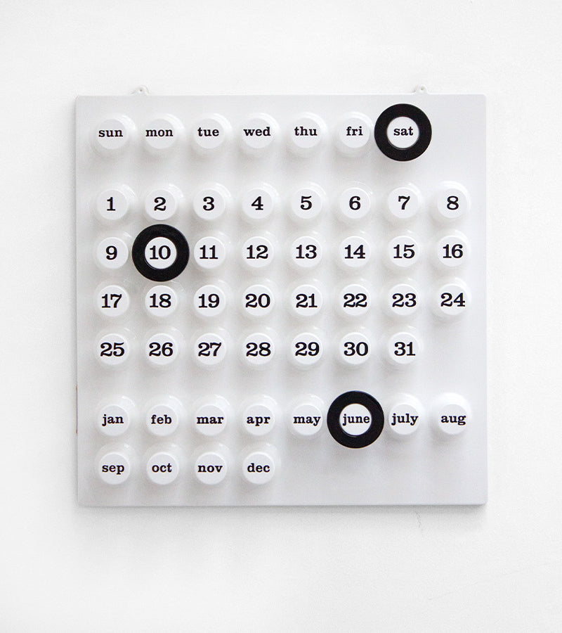 L'avant gardiste Ring a Date Calendrier perpétuel blanc design