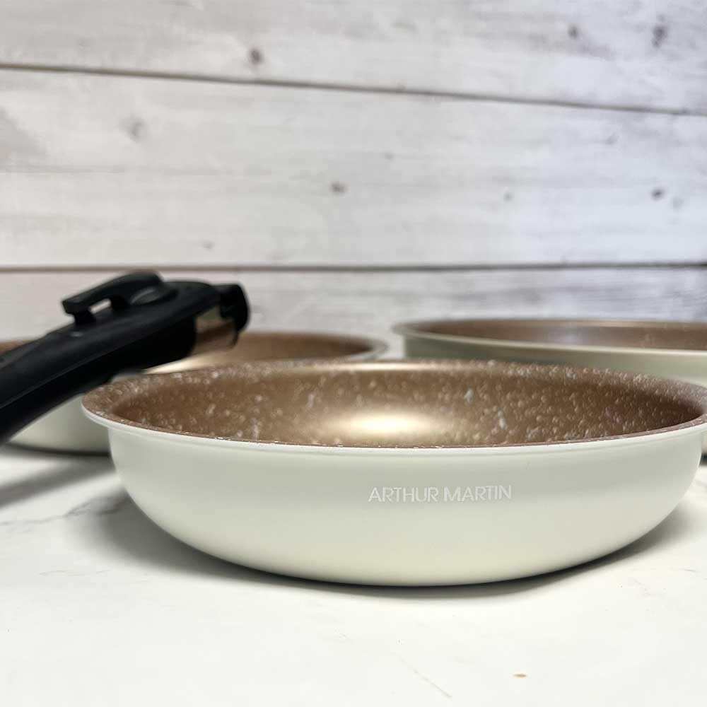 Arthur Martin AM4754 lot 3 poêles aluminium induction blanc cassé