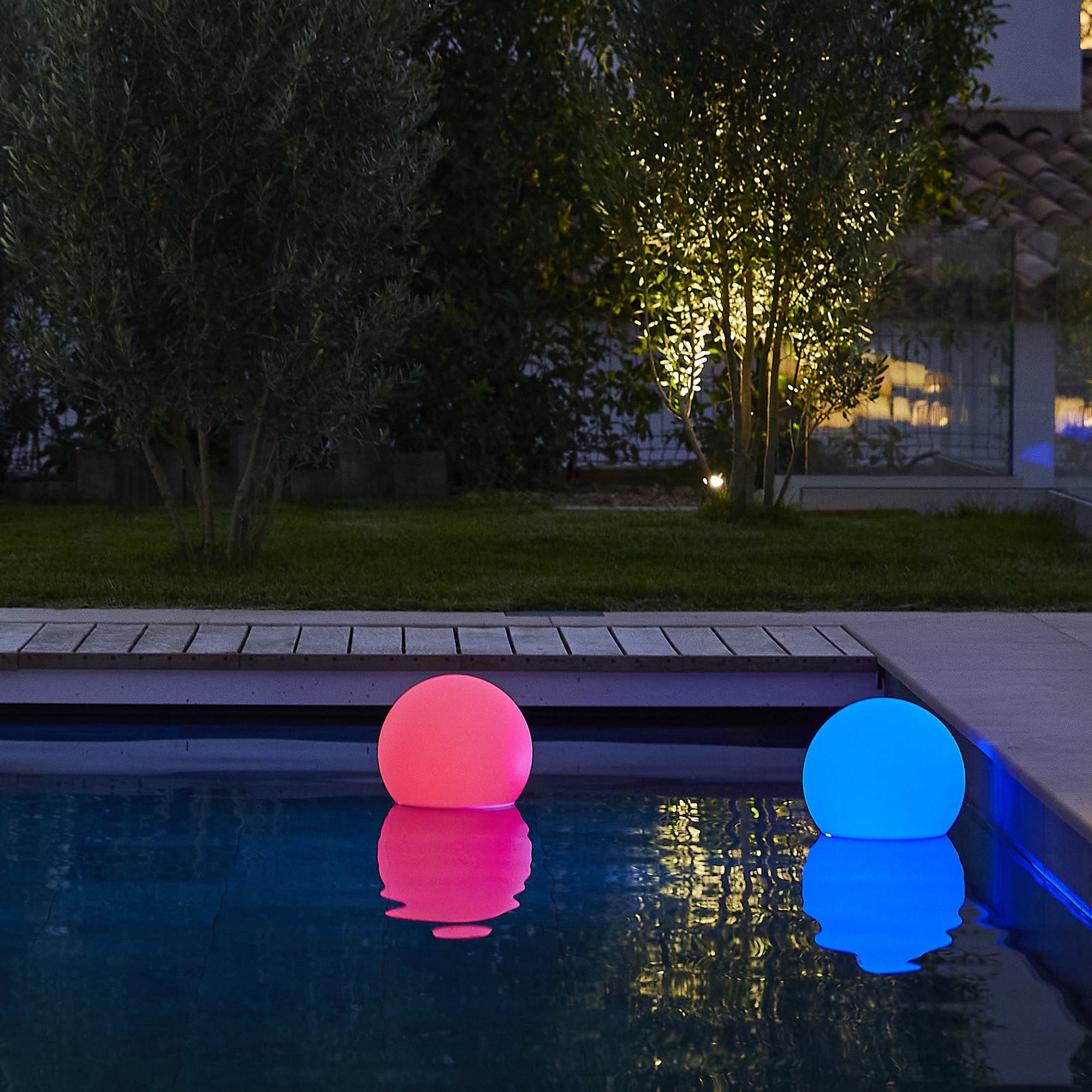 Red Deco Bobby boule lumineuse flottante 30cm RGB