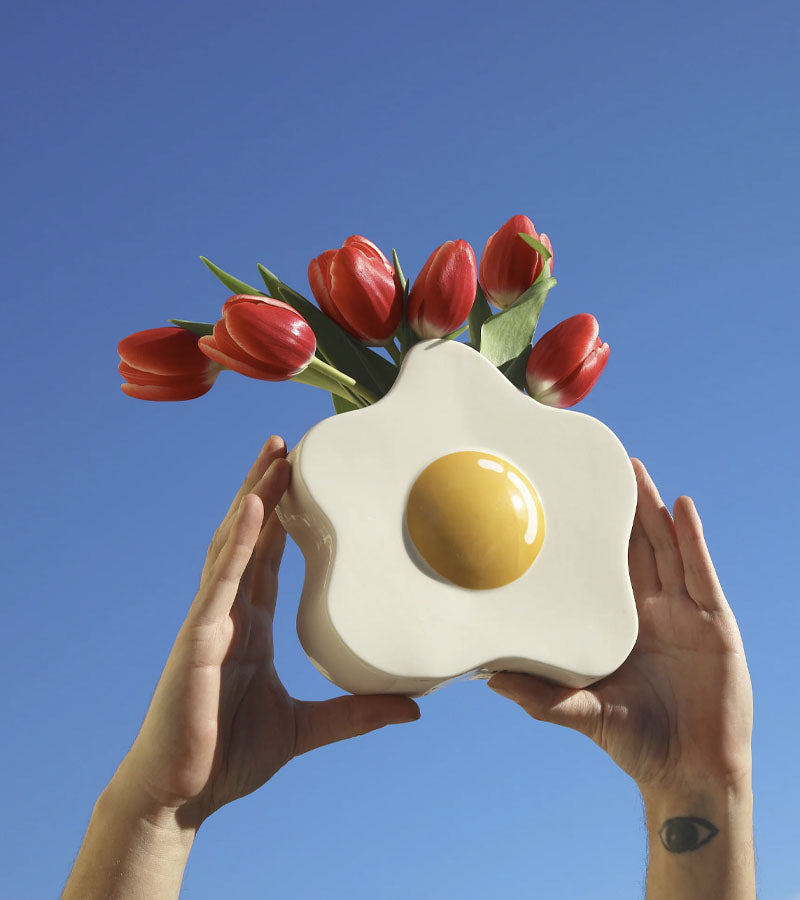 L'avant gardiste vase œuf au plat fleurs original