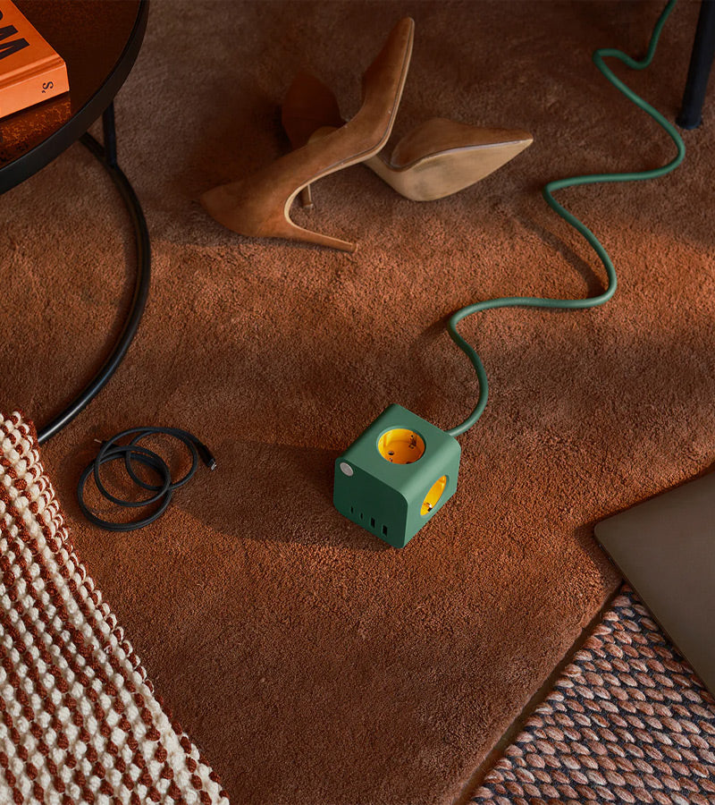 L'avant gardiste High-tech Cube multiprises multiprise terracotta compact
