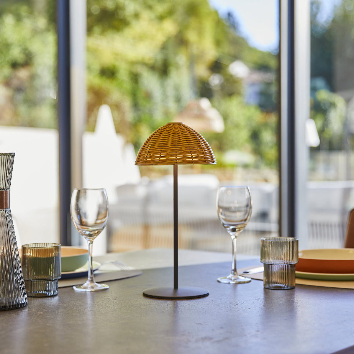 Red Deco Faroë lampe de table sans fil blanche polyrotin H30cm