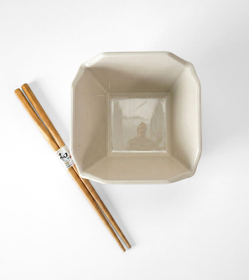 L'avant gardiste Ramen Box bol ramen avec baguettes