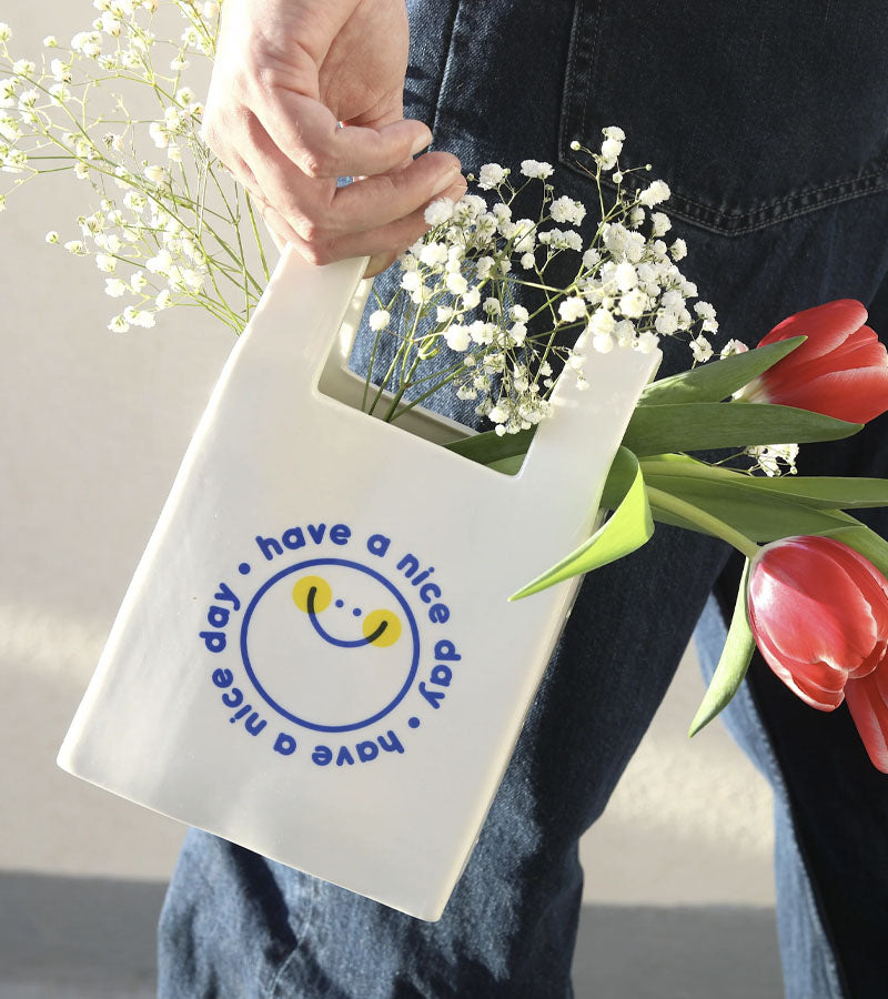 L'avant gardiste vase sac plastique céramique fleurs