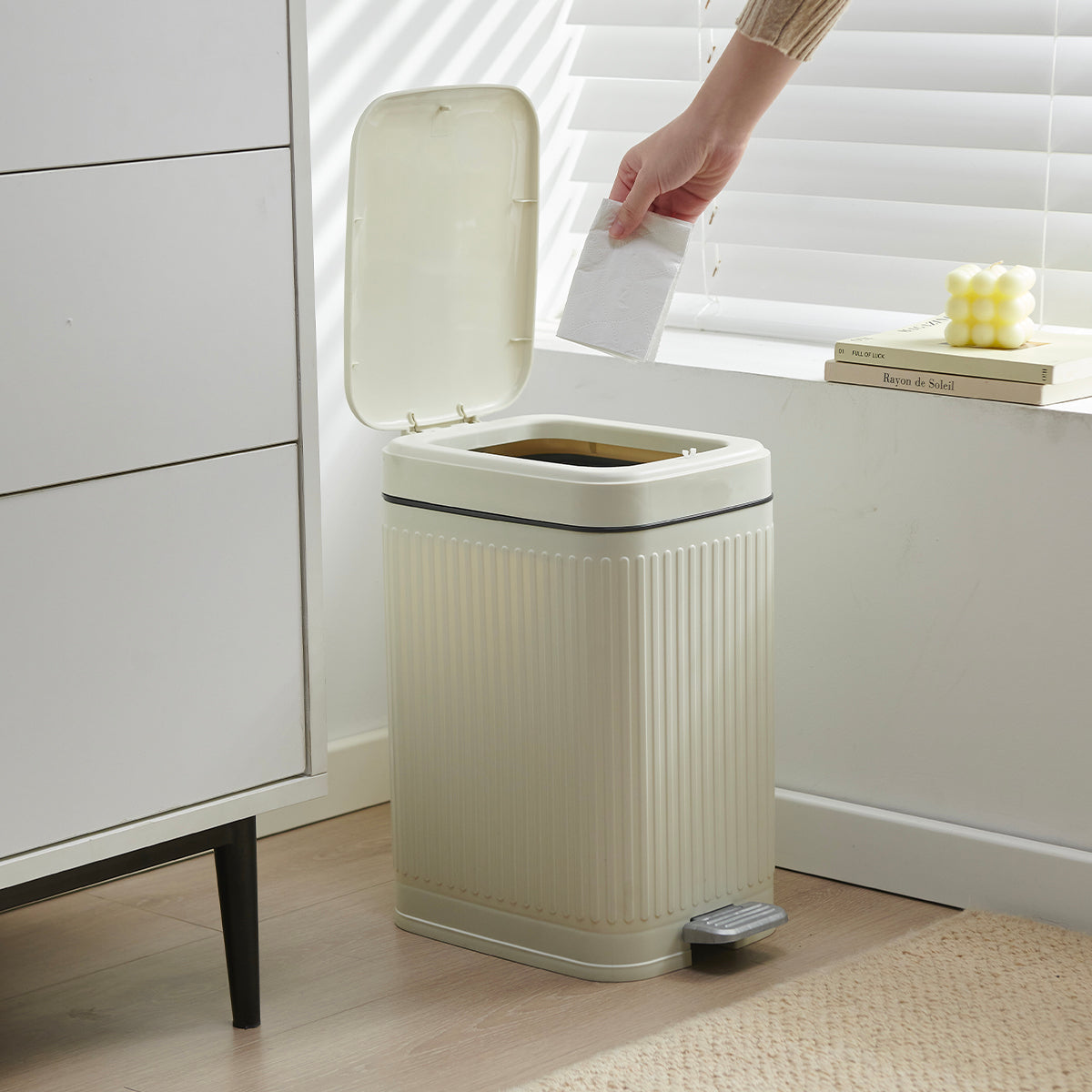 Red Deco Aura 10L poubelle à pédale blanche étroite