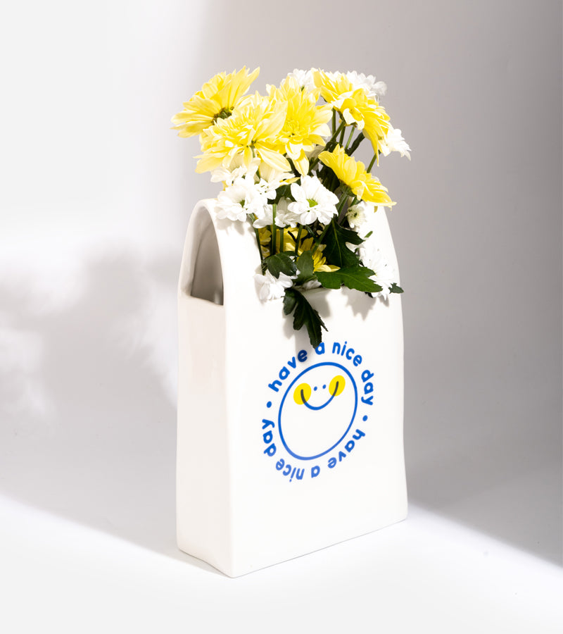 L'avant gardiste vase sac plastique céramique fleurs