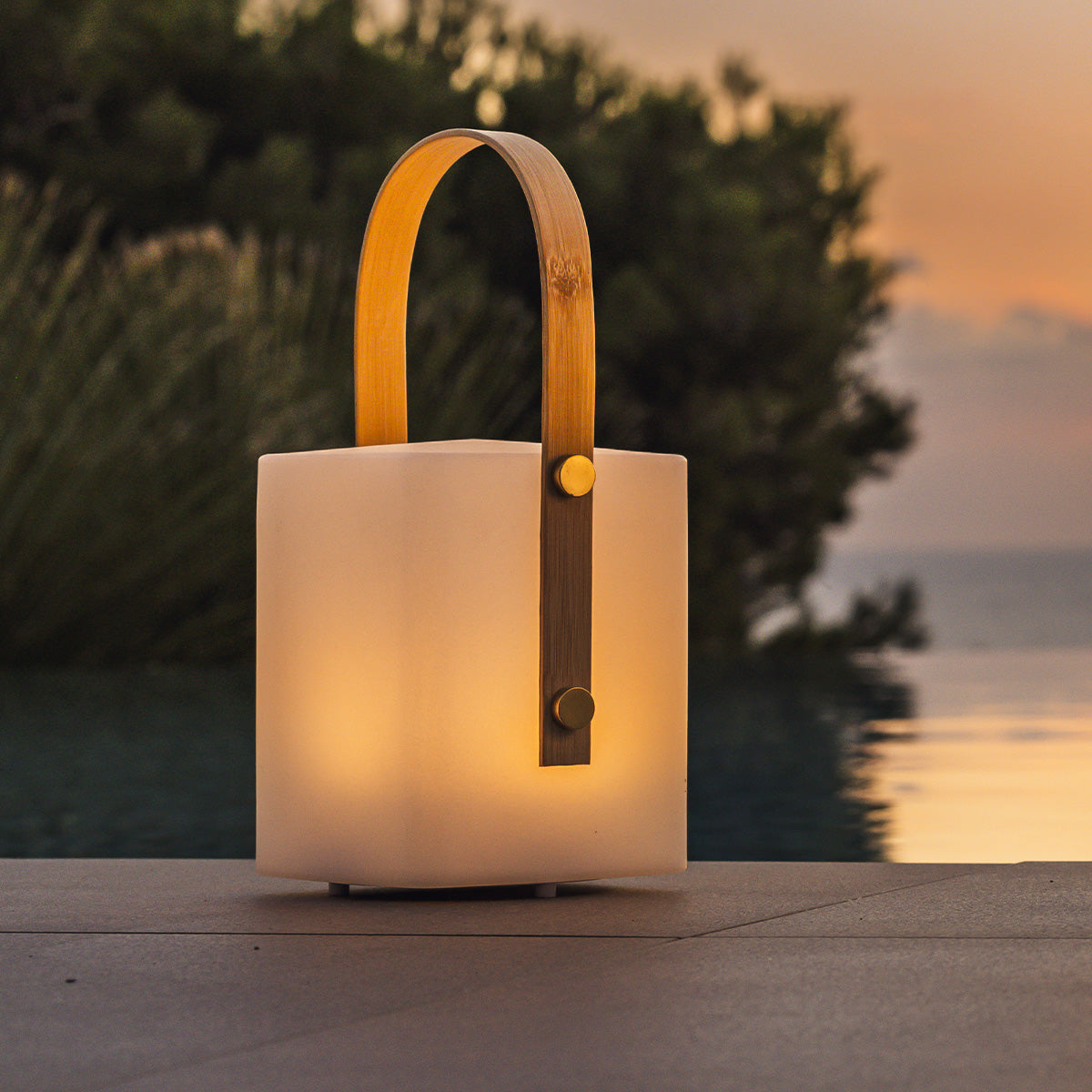 Red Deco Tiky H27cm Lampe sans fil bambou LED multicolore