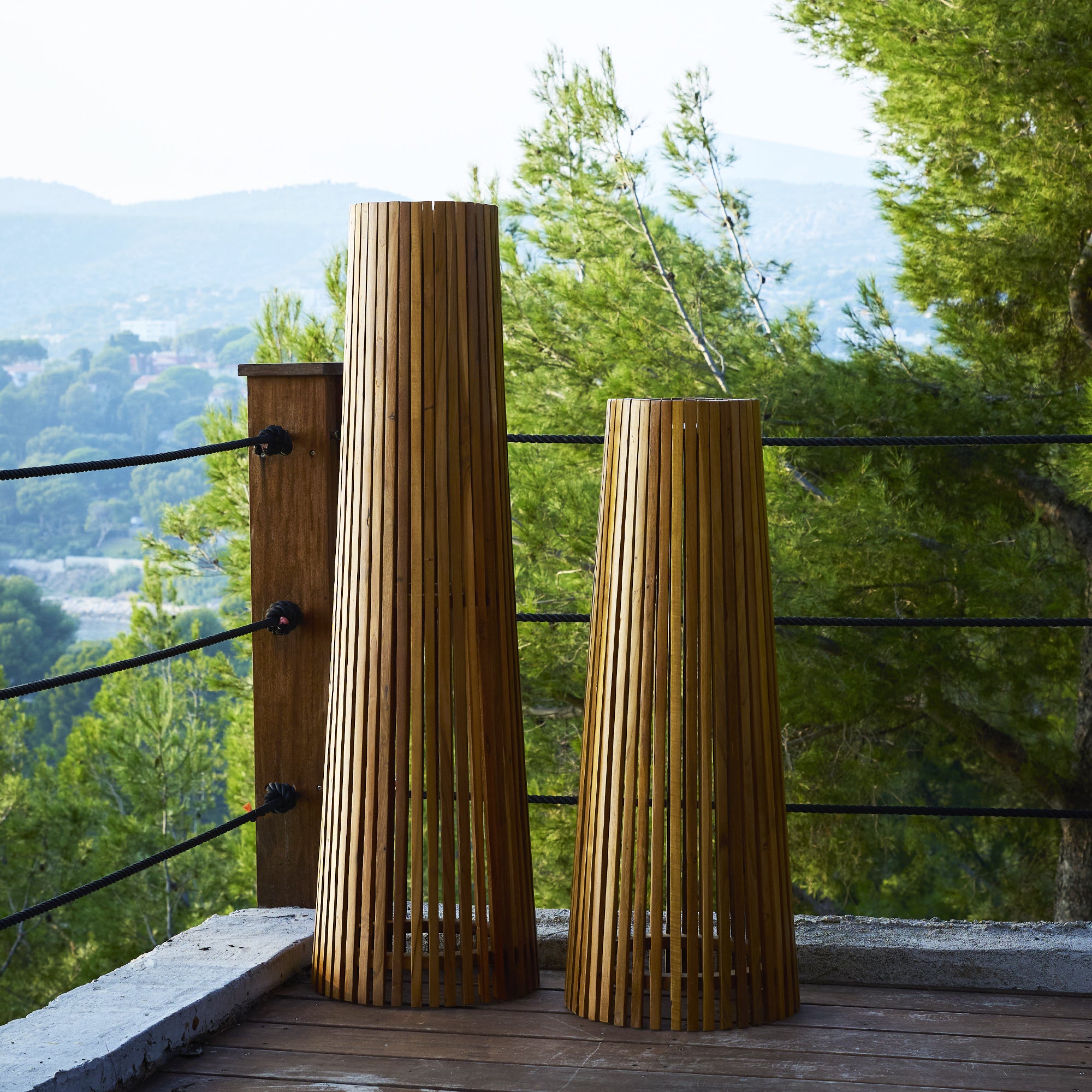 Red Deco Tecka Tall lampadaire solaire teck 120 cm