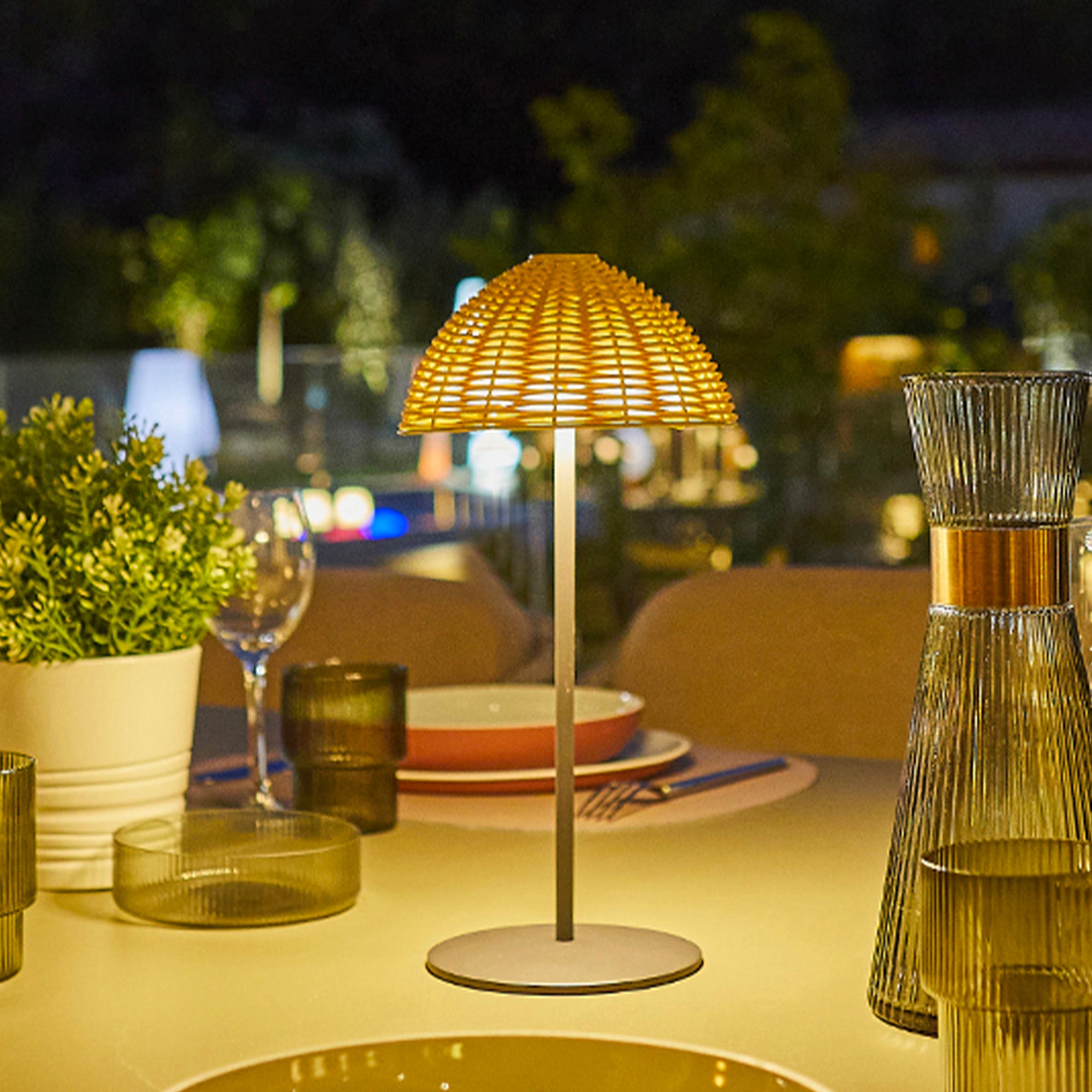 Red Deco Faroë lampe de table sans fil blanche polyrotin H30cm