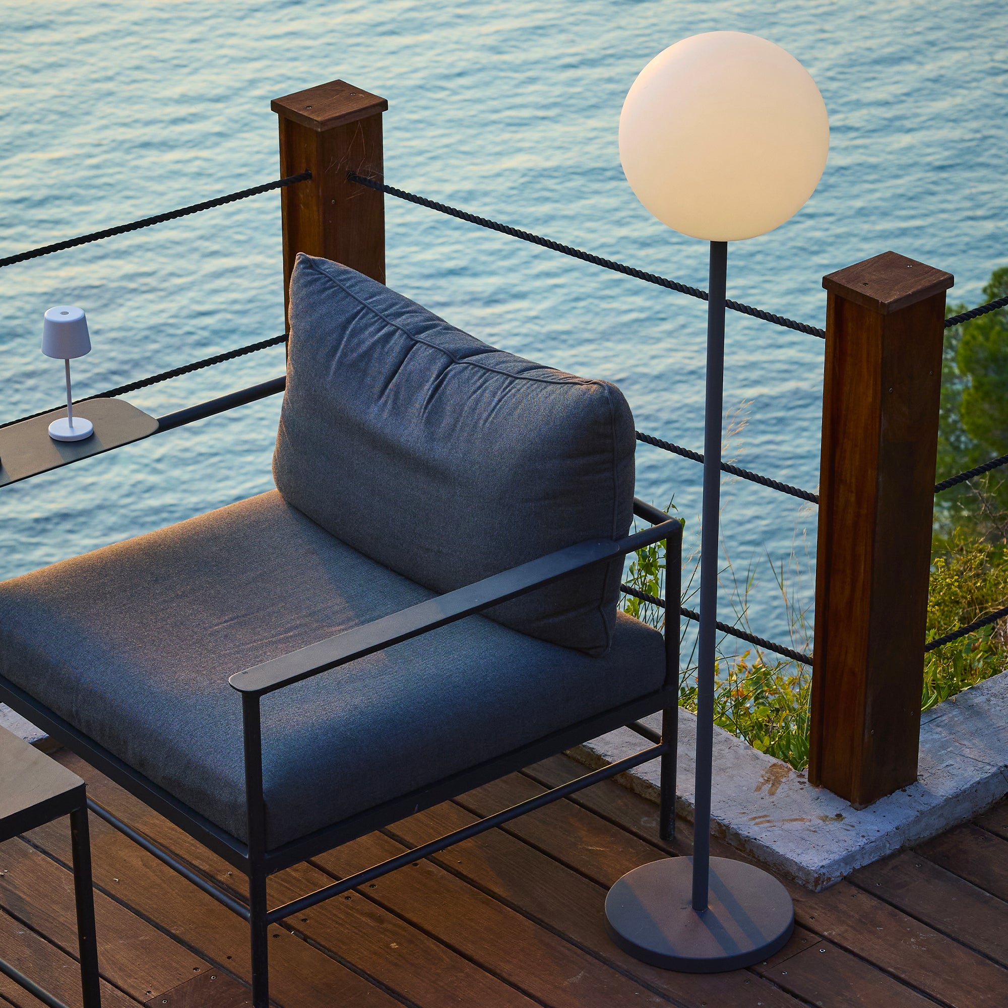 Red Deco Luny Tall H150cm lampadaire sans fil blanc dimmable