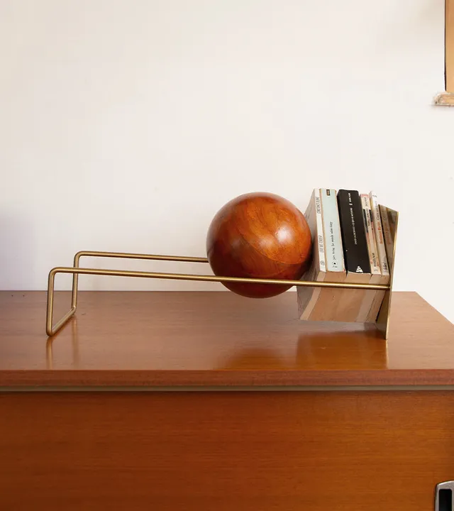 L'avant gardiste Slope serre-livre design boule bois