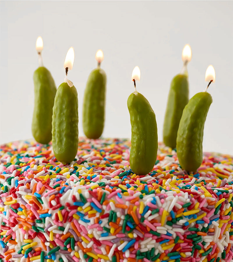 L'avant gardiste bougies d'anniversaire cornichons gâteau