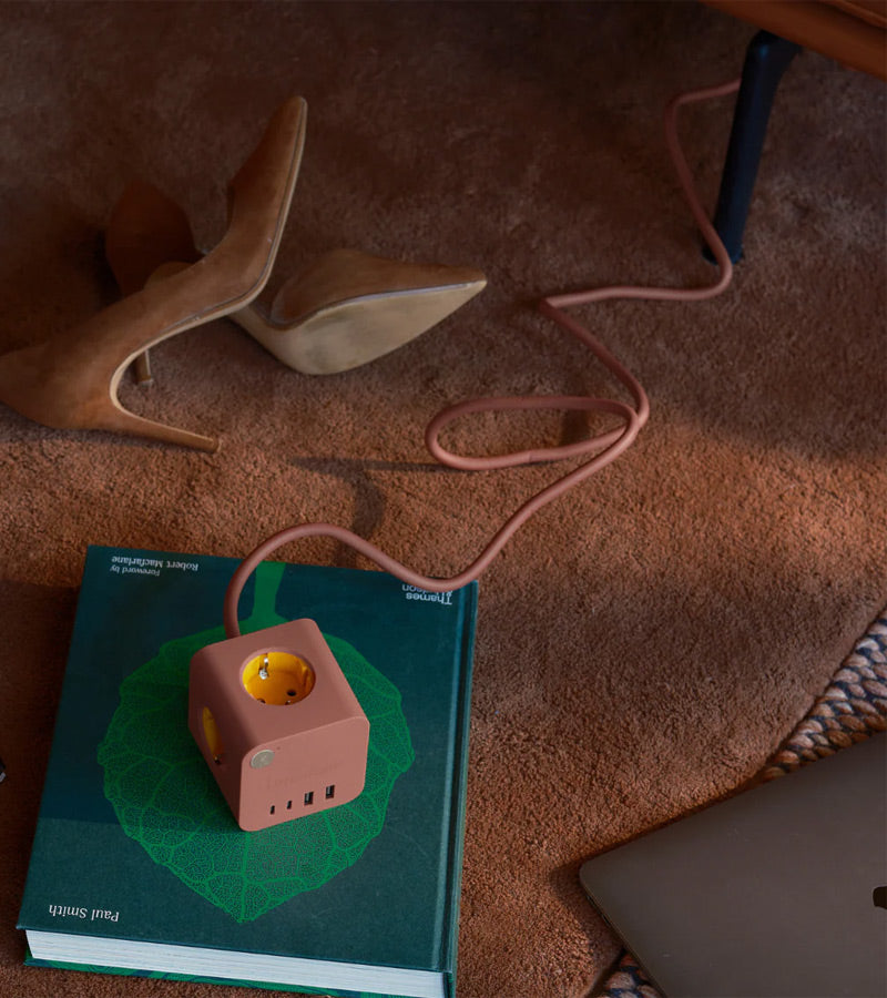 L'avant gardiste High-tech Cube multiprises multiprise terracotta compact