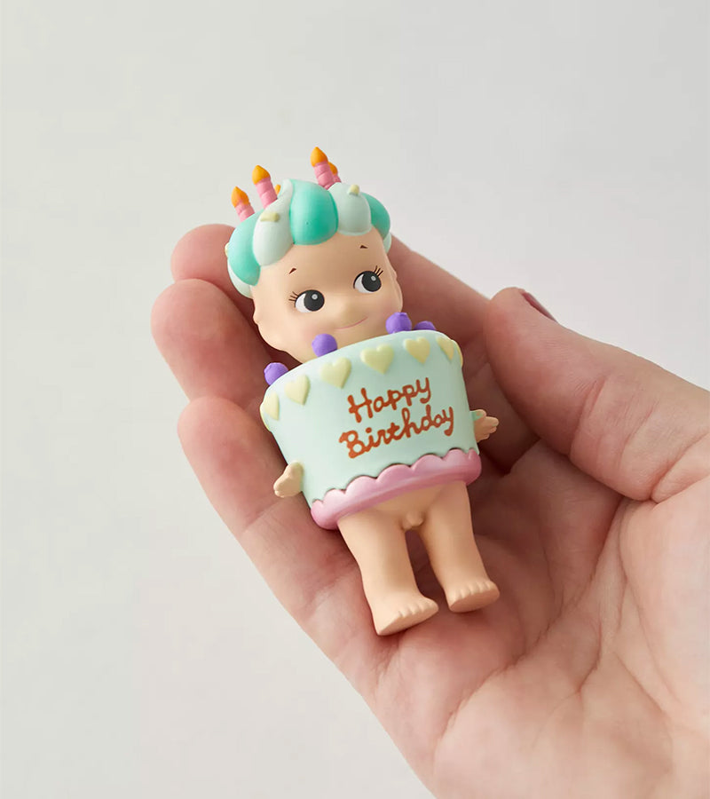 L'avant gardiste Sonny Angel Happy Birthday figurine limitée
