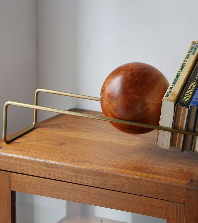 L'avant gardiste Slope serre-livre design boule bois