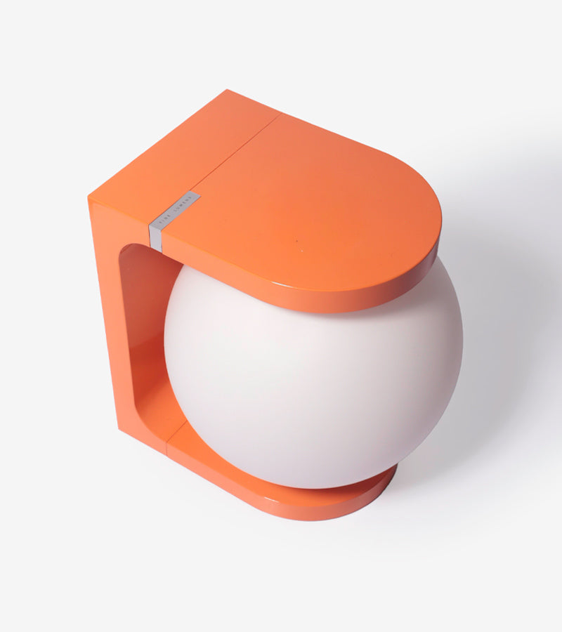 L'avant gardiste PLAT Max lampe orange design