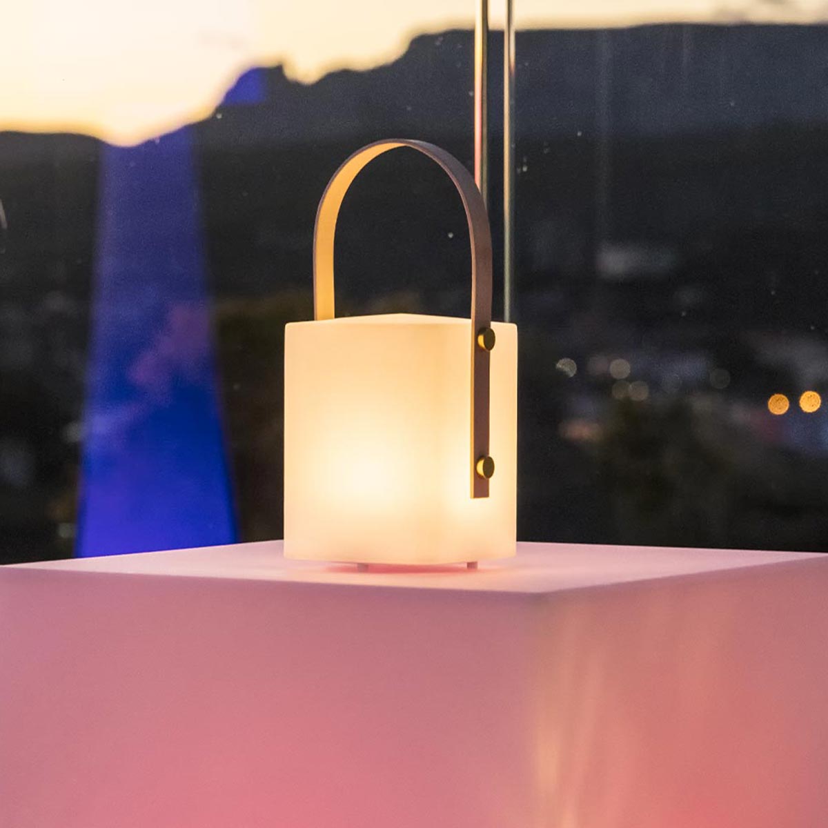 Red Deco Tiky H27cm Lampe sans fil bambou LED multicolore