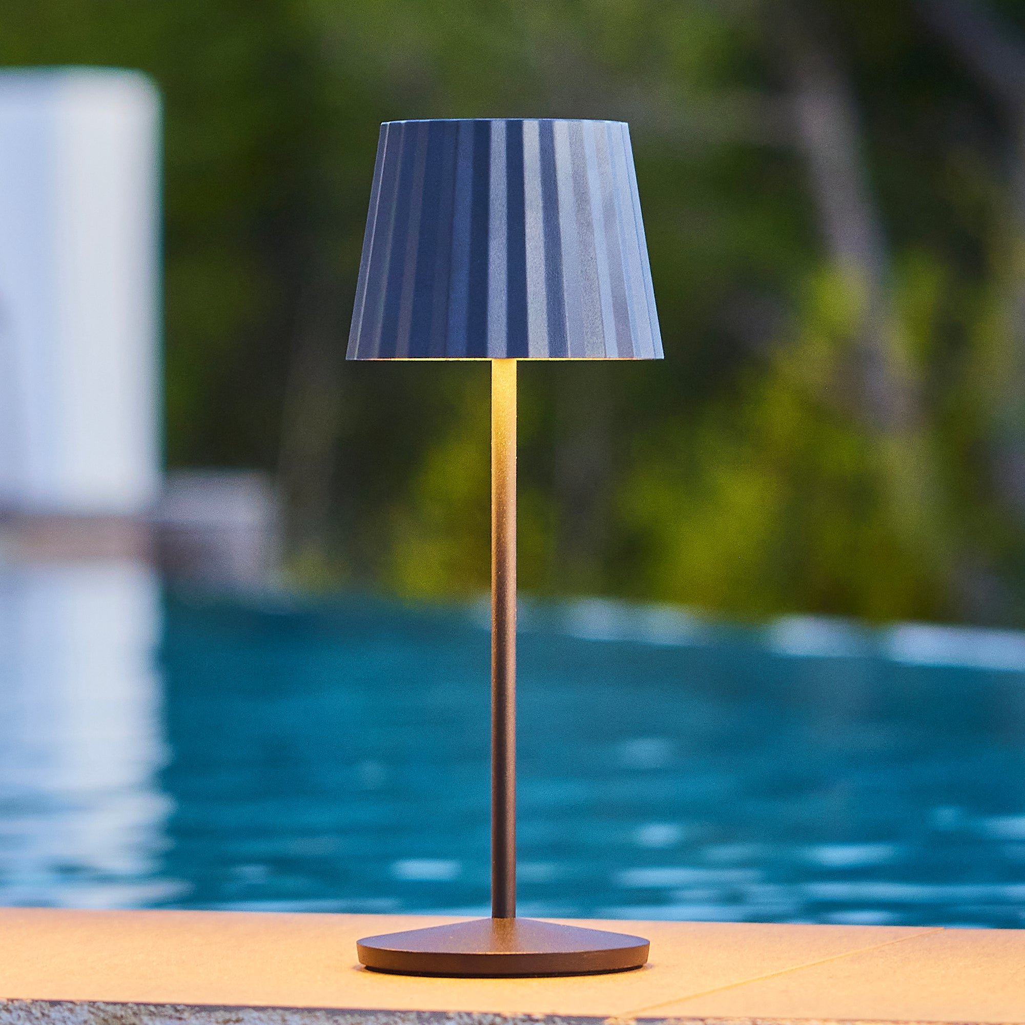 Red Deco Abby Black H30cm lampe de table sans fil noir blanc chaud