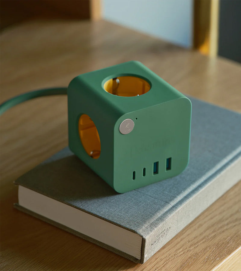 L'avant gardiste High-tech Cube multiprises multiprise terracotta compact