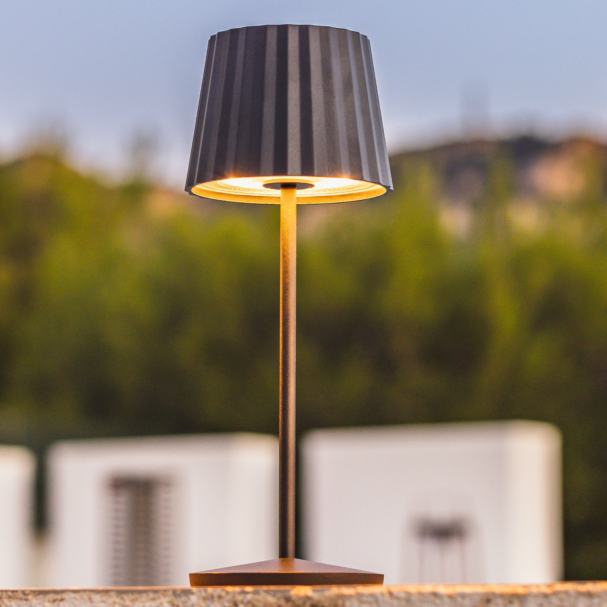 Red Deco Abby Black H30cm lampe de table sans fil noir blanc chaud