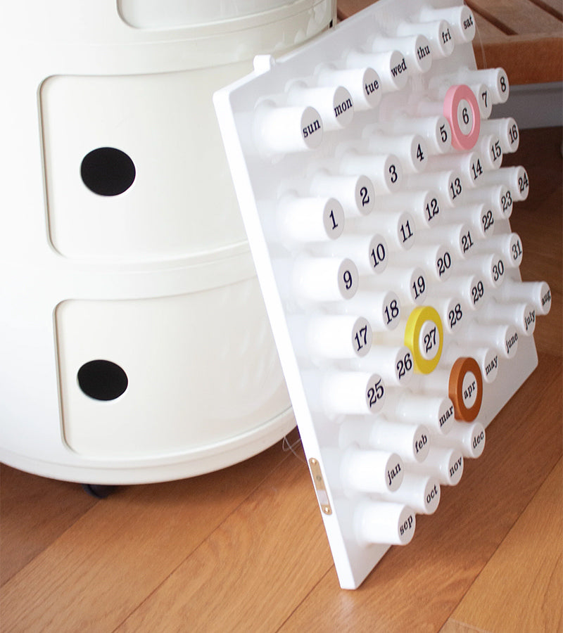 L'avant gardiste Ring a Date Calendrier perpétuel blanc design
