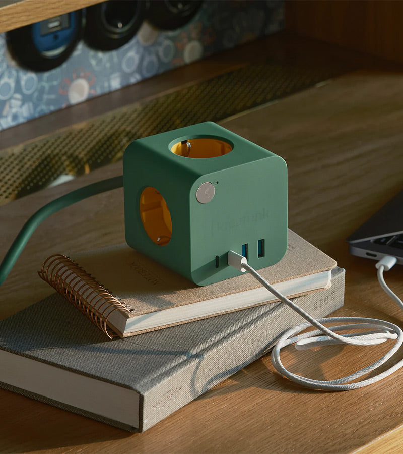 L'avant gardiste High-tech Cube multiprises multiprise terracotta compact