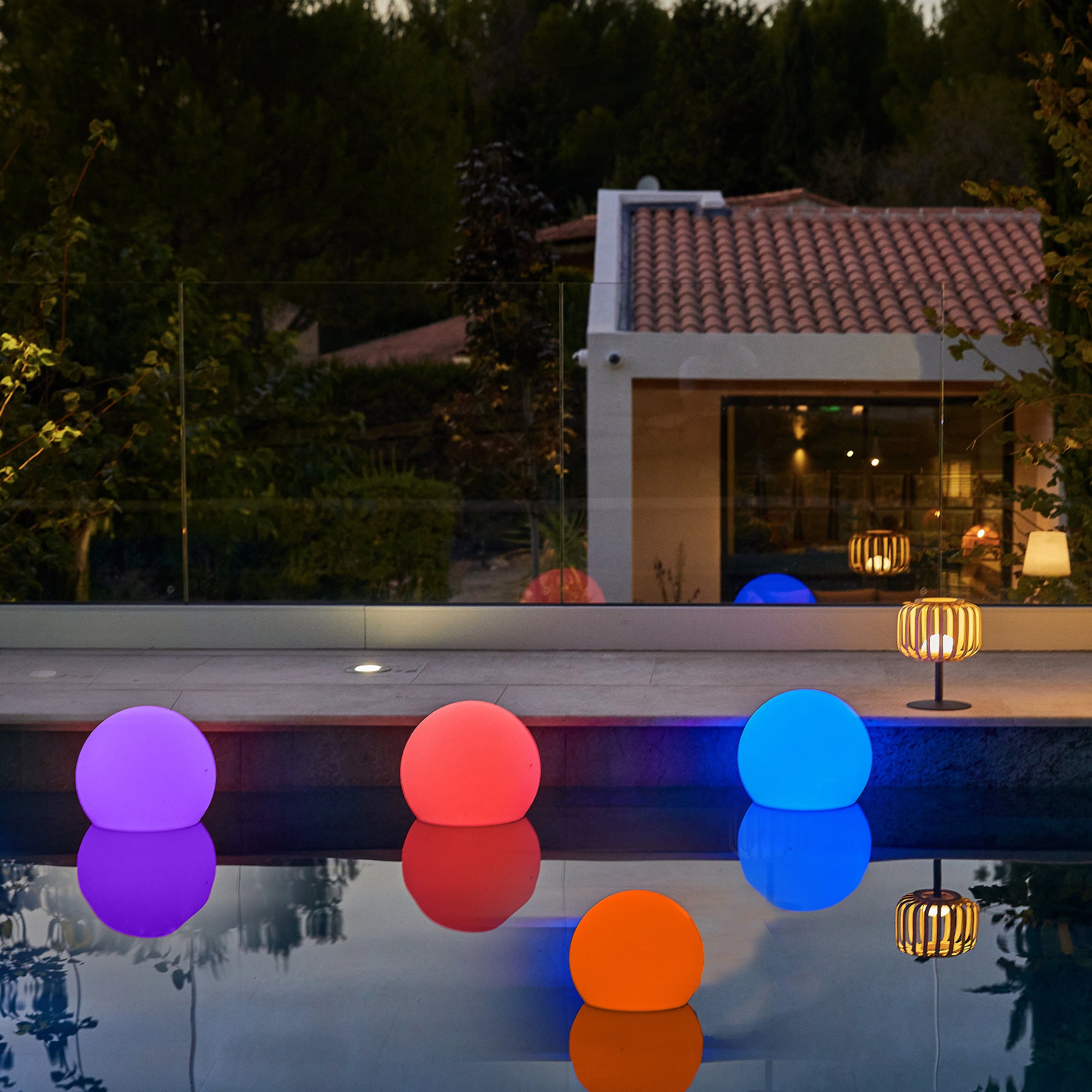 Red Deco Bobby boule lumineuse LED 40cm multicolore flottante