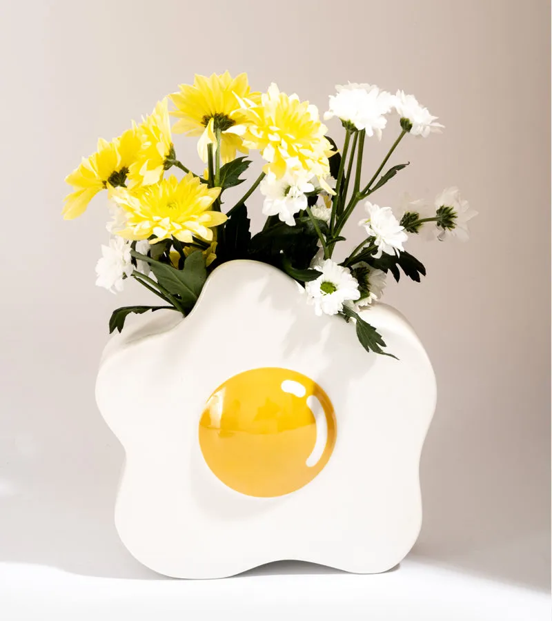 L'avant gardiste vase œuf au plat fleurs original