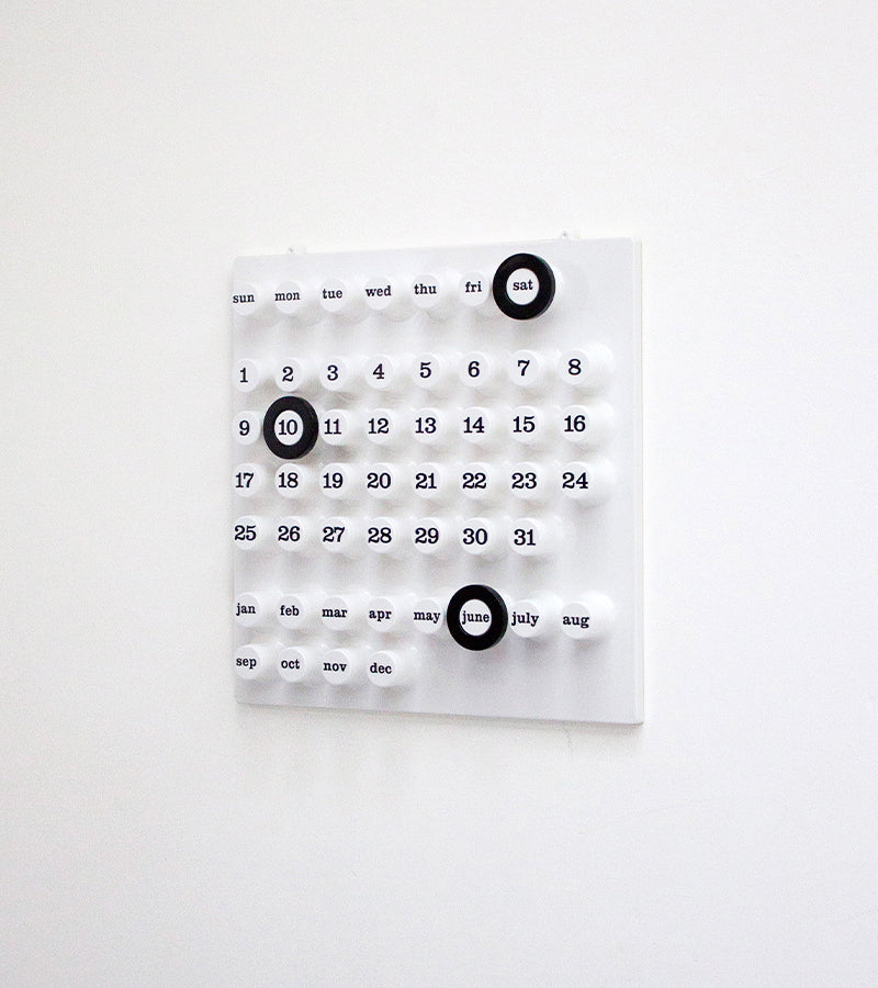 L'avant gardiste Ring a Date Calendrier perpétuel blanc design