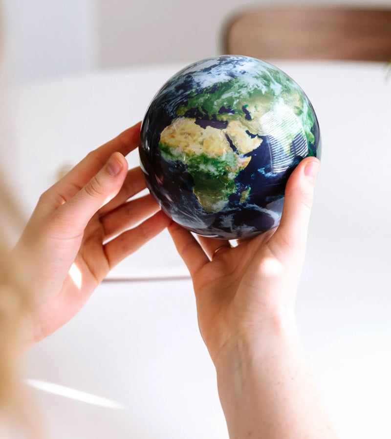 L'avant gardiste Mova globe terrestre nuages rotatif lumière