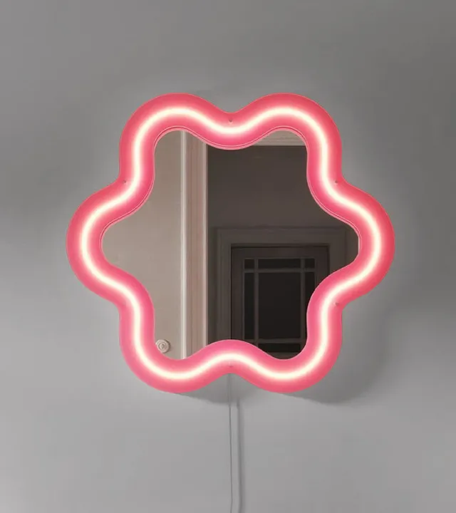 L'avant gardiste Design miroir Supercurve Tiny Flower lumineux fleur