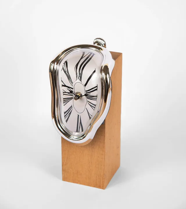 L'avant gardiste horloge fondante Dali décorative salon