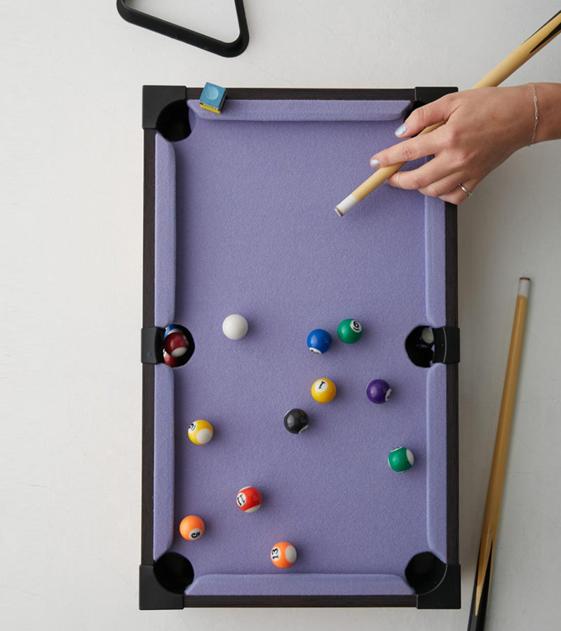 L'avant gardiste Mini billard de table lilas salon
