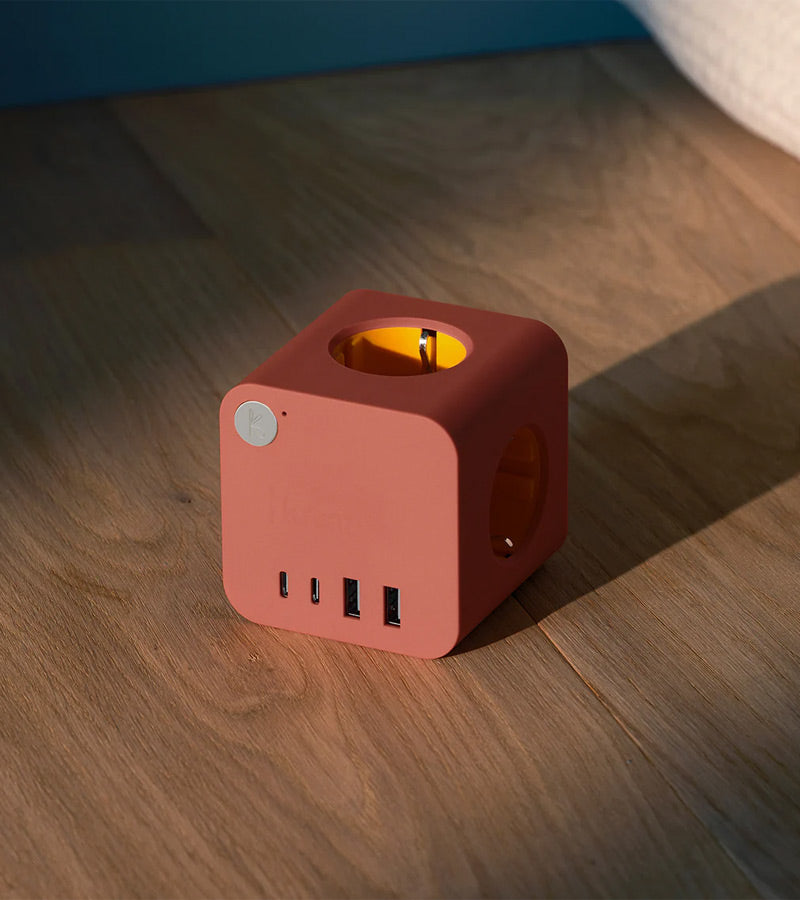 L'avant gardiste High-tech Cube multiprises multiprise terracotta compact