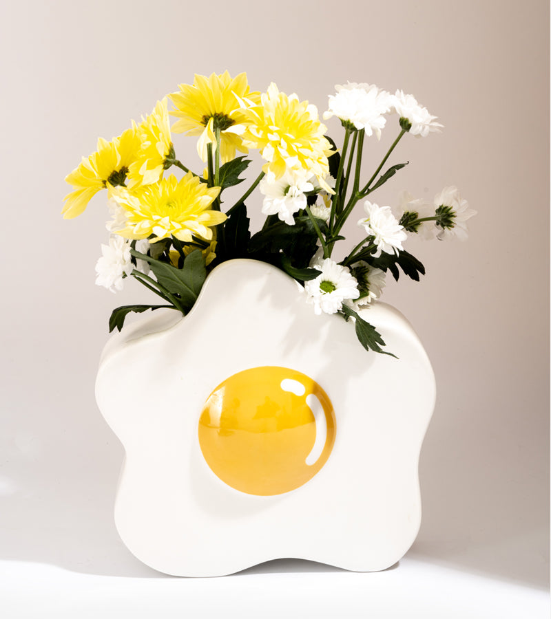L'avant gardiste vase œuf au plat fleurs original