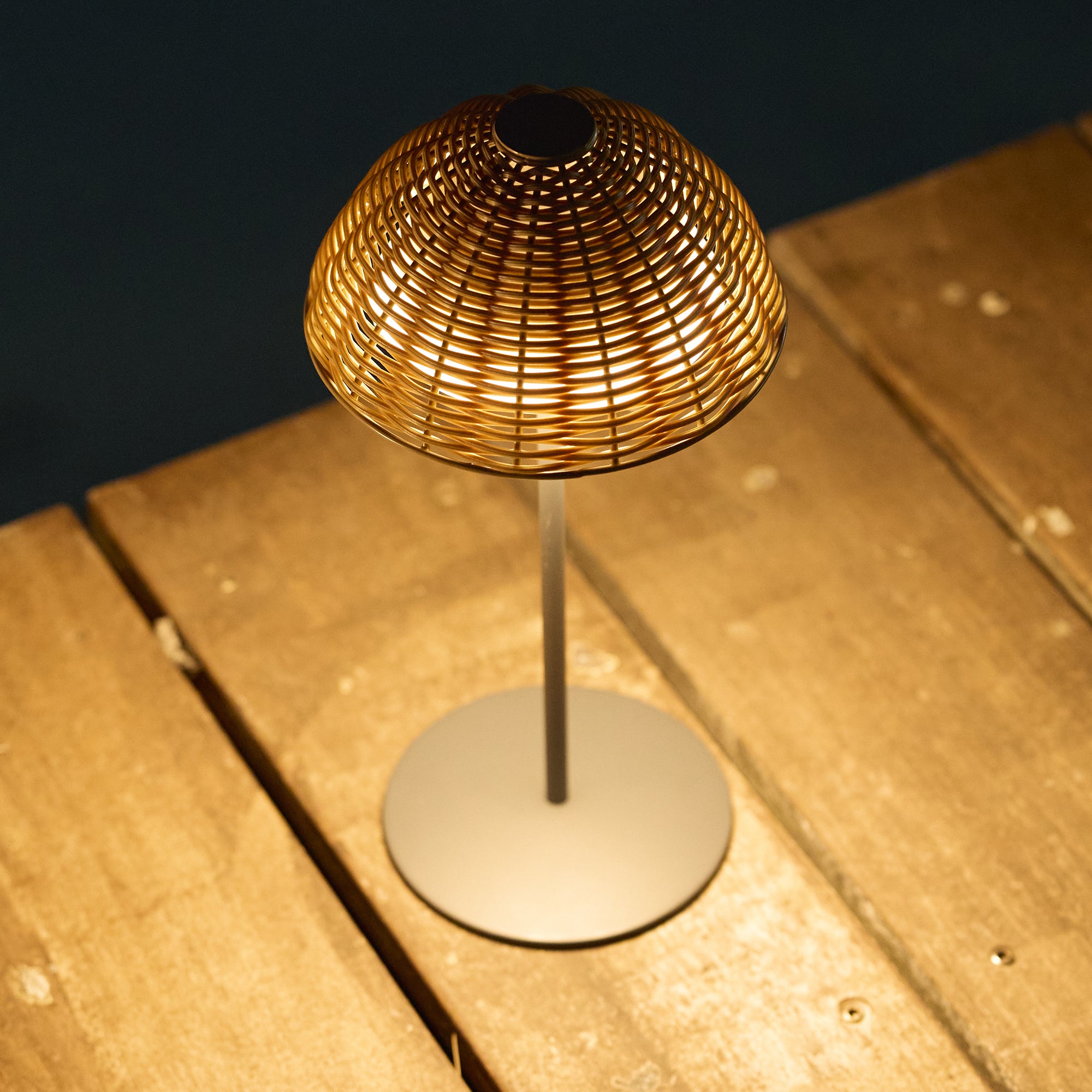 Red Deco Faroë lampe de table sans fil blanche polyrotin H30cm
