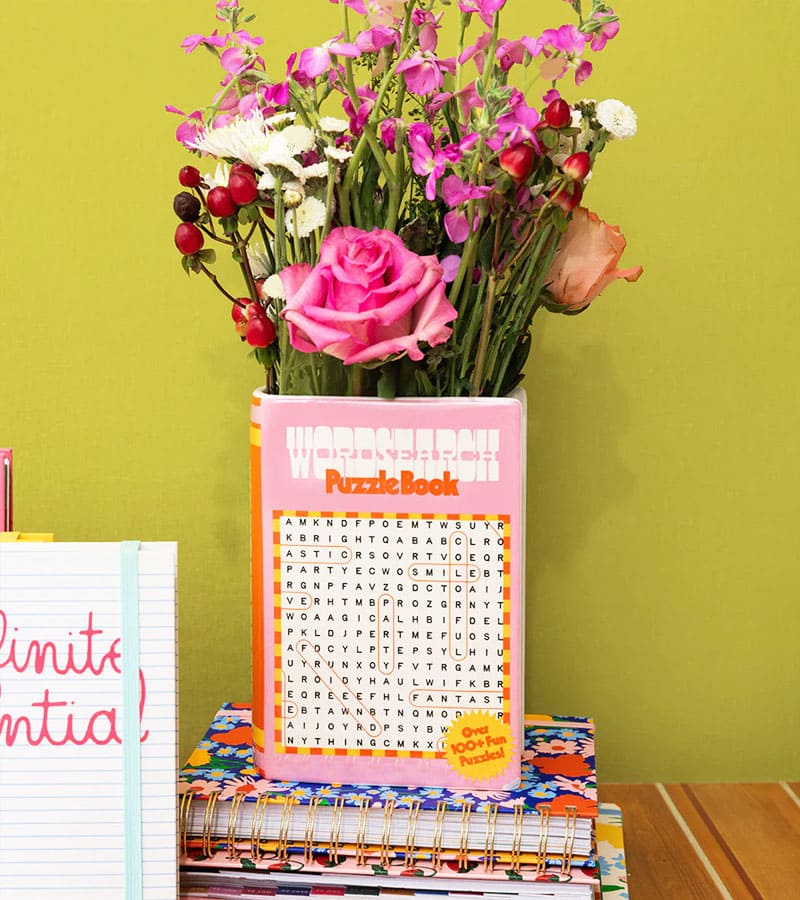 L'avant gardiste Livre Mots Mêlés vase livre fleurs