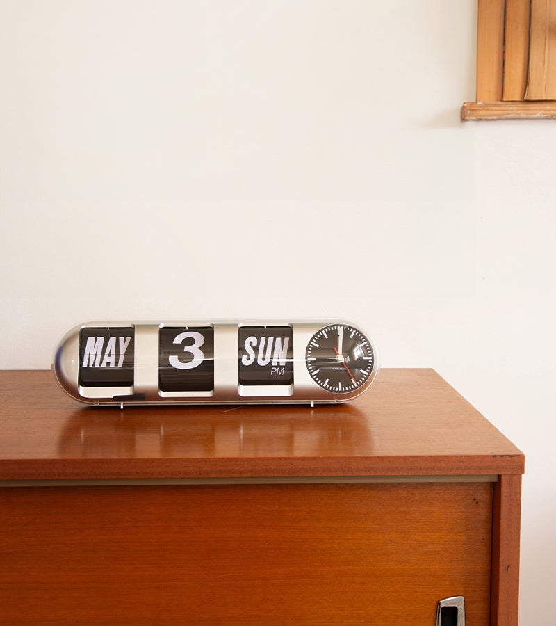 L'avant gardiste Karlsson horloge murale Tube Flip design
